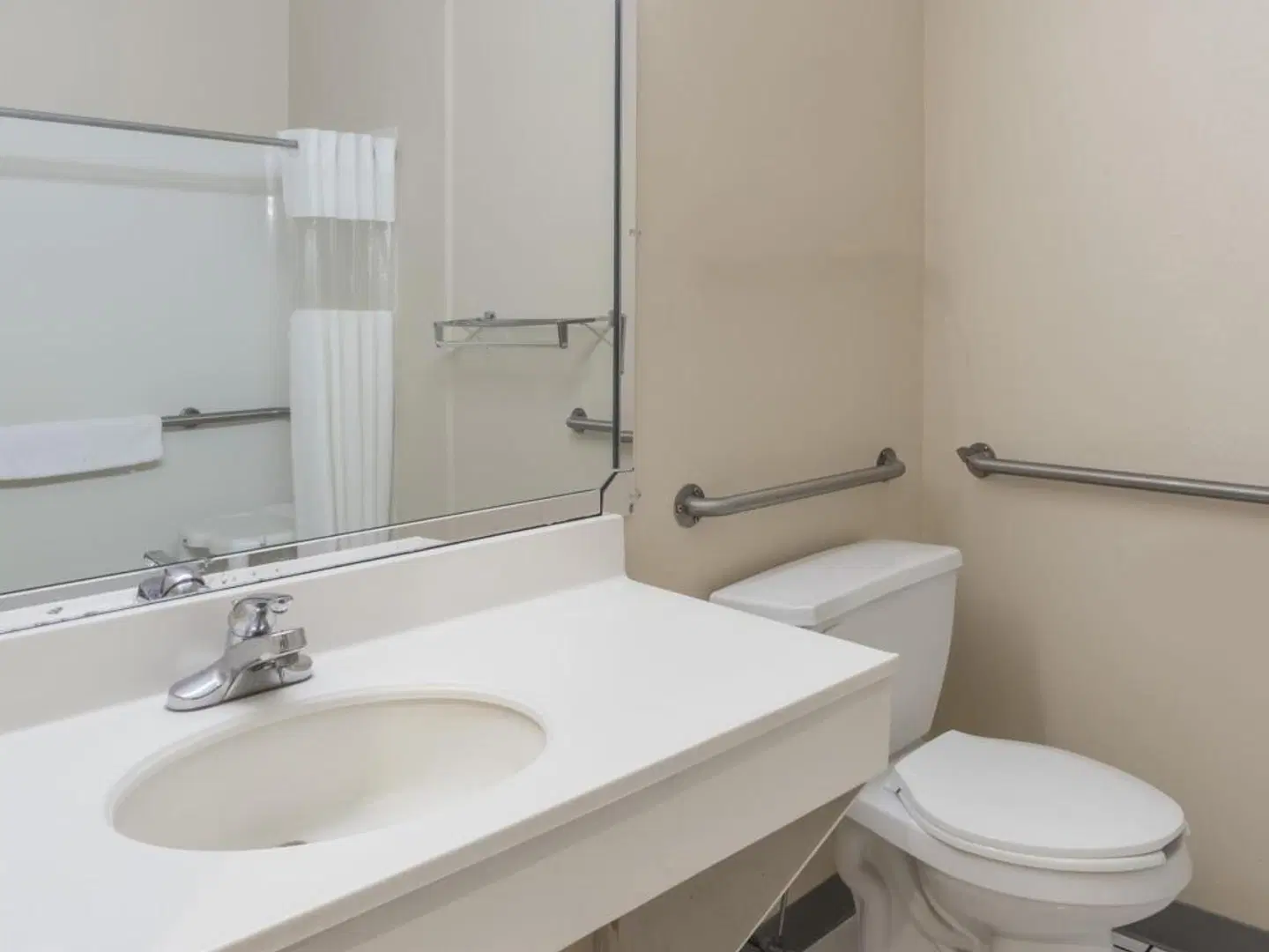 Days Inn & Suites by Wyndham of Morris Badezimmer