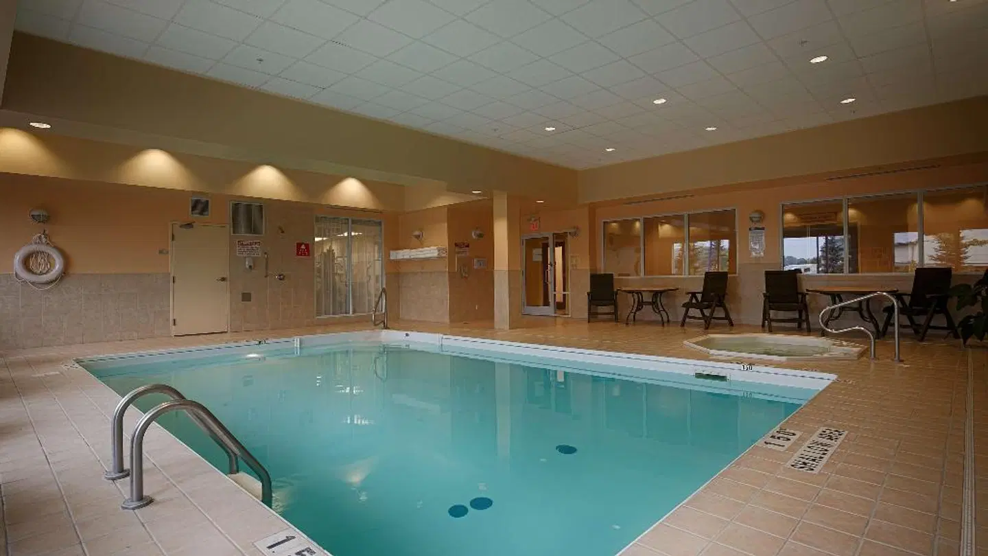 Best Western Plus Muskoka Inn Hallenbad