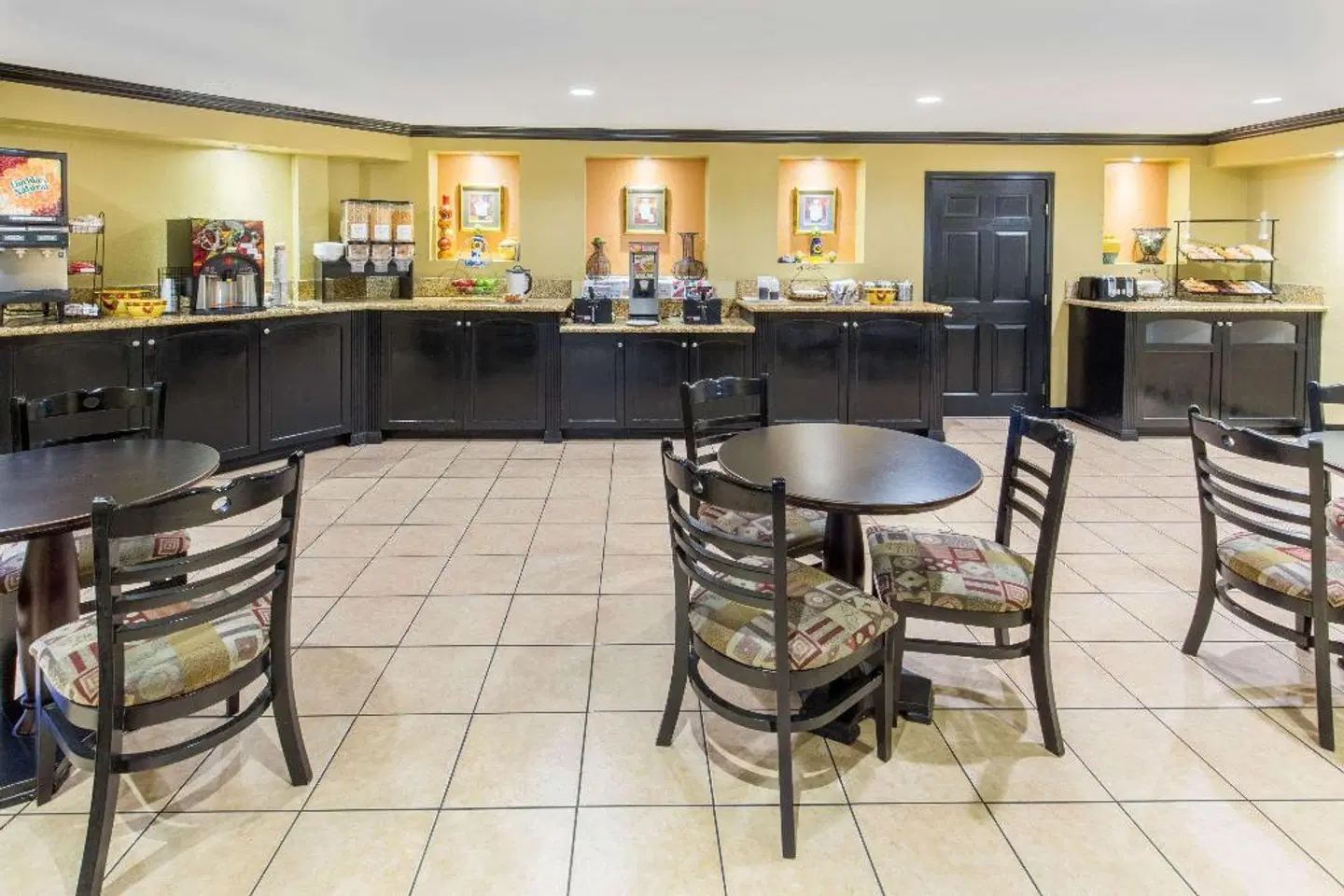 Ramada Ontario Airport Bar