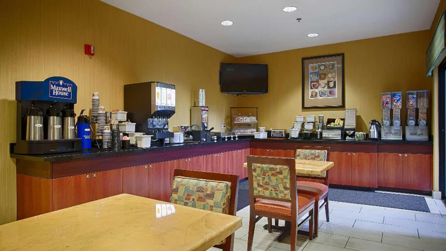 Best Western PLUS Fresno Inn Bar