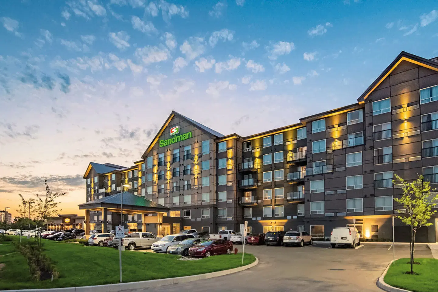 Sandman Hotel Hamilton EXTERIOR