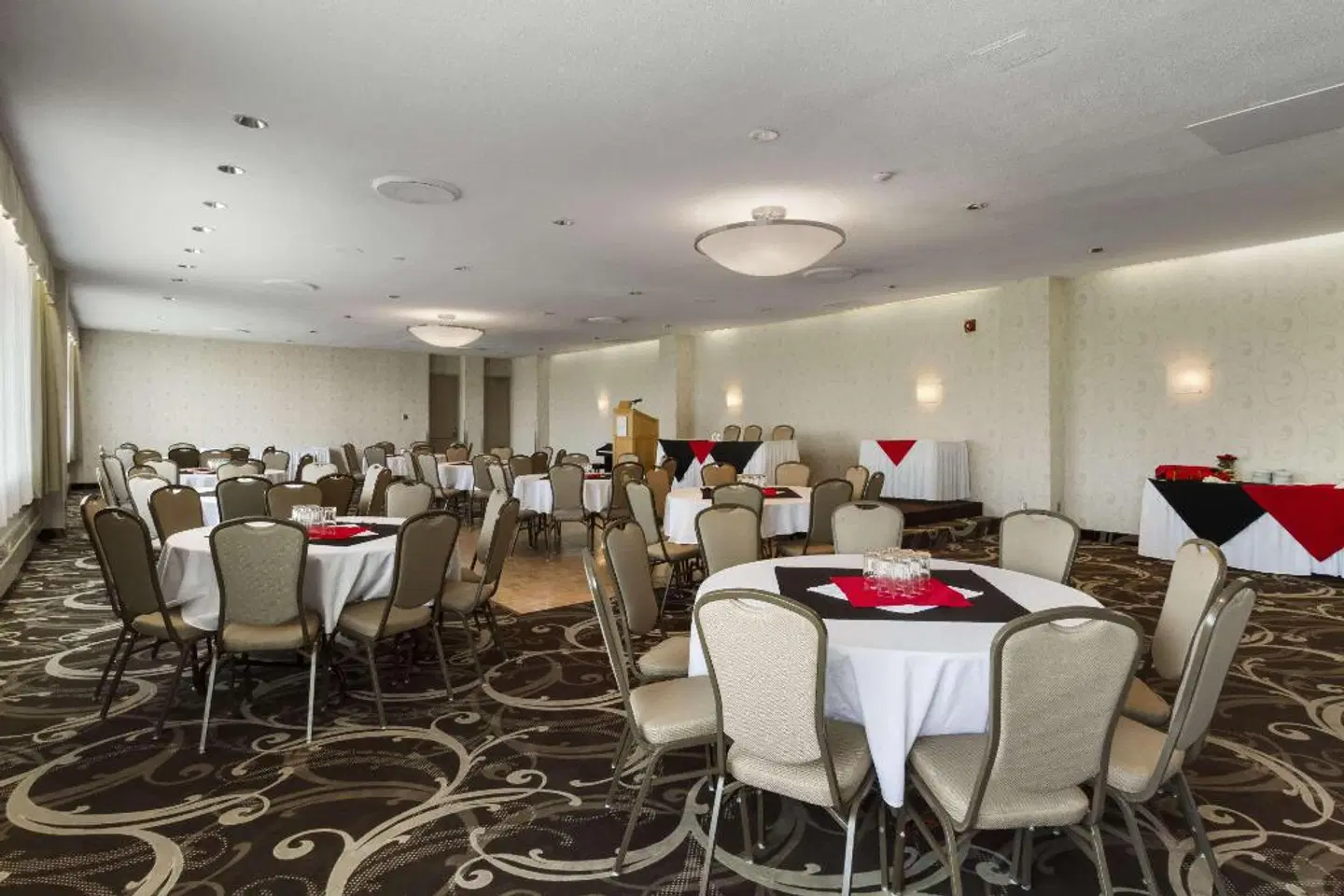 RAMADA BY WYNDHAM BELLEVILLE HARBOURVIEW C.C: Restaurant