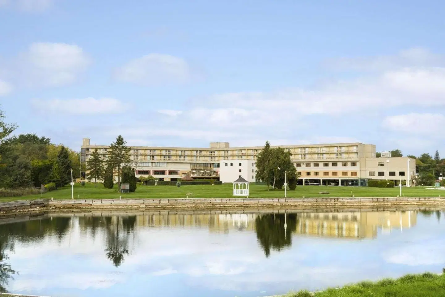 RAMADA BY WYNDHAM BELLEVILLE HARBOURVIEW C.C: EXTERIOR