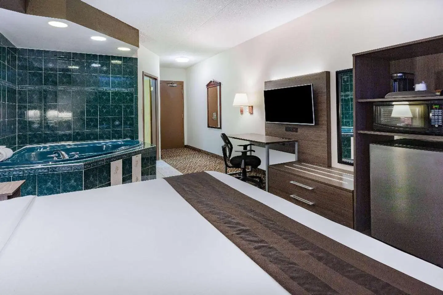 Super 8 by Wyndham Ambassador Bridge Windsor ON ROOM_EXAMPLE