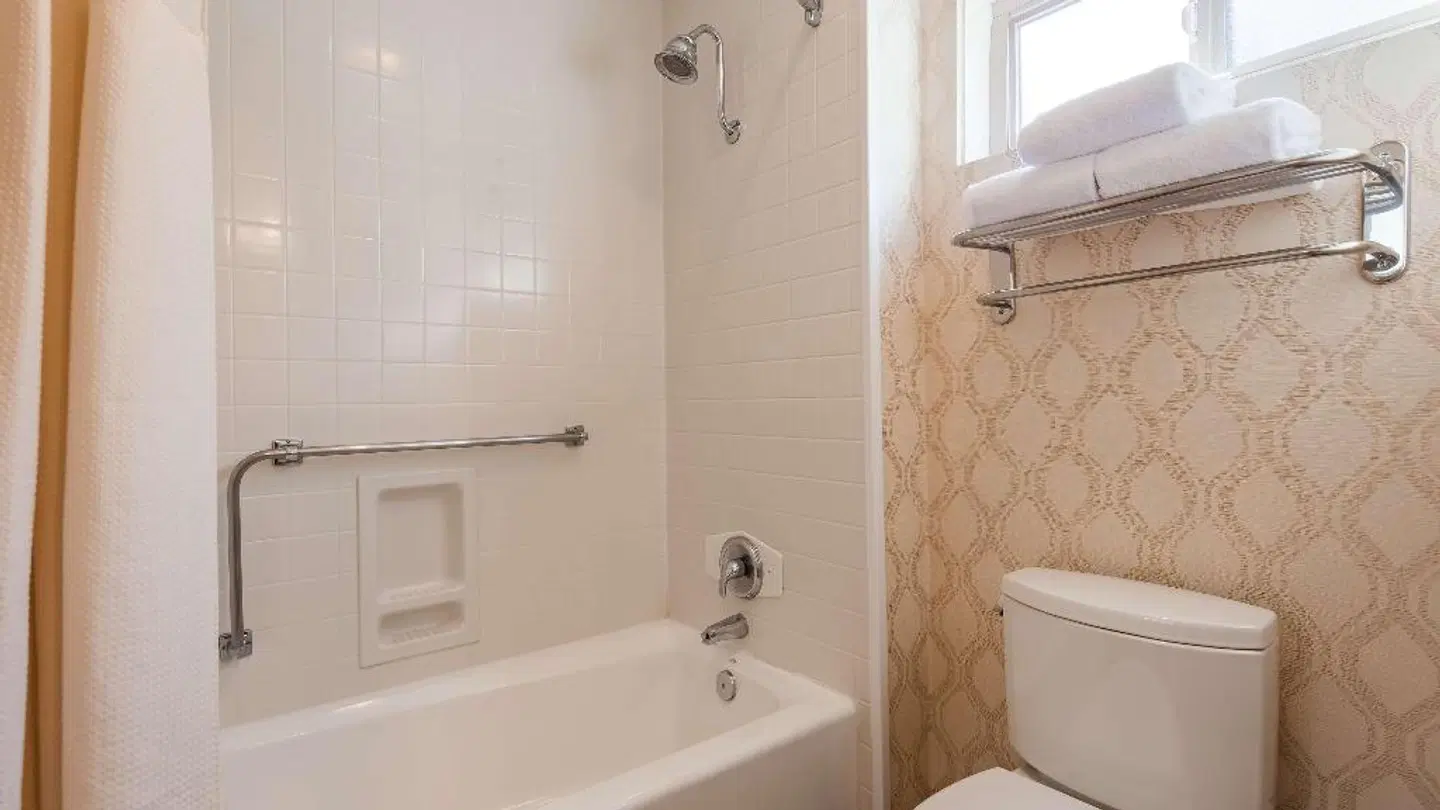 Best Western PLUS Black Oak Badezimmer