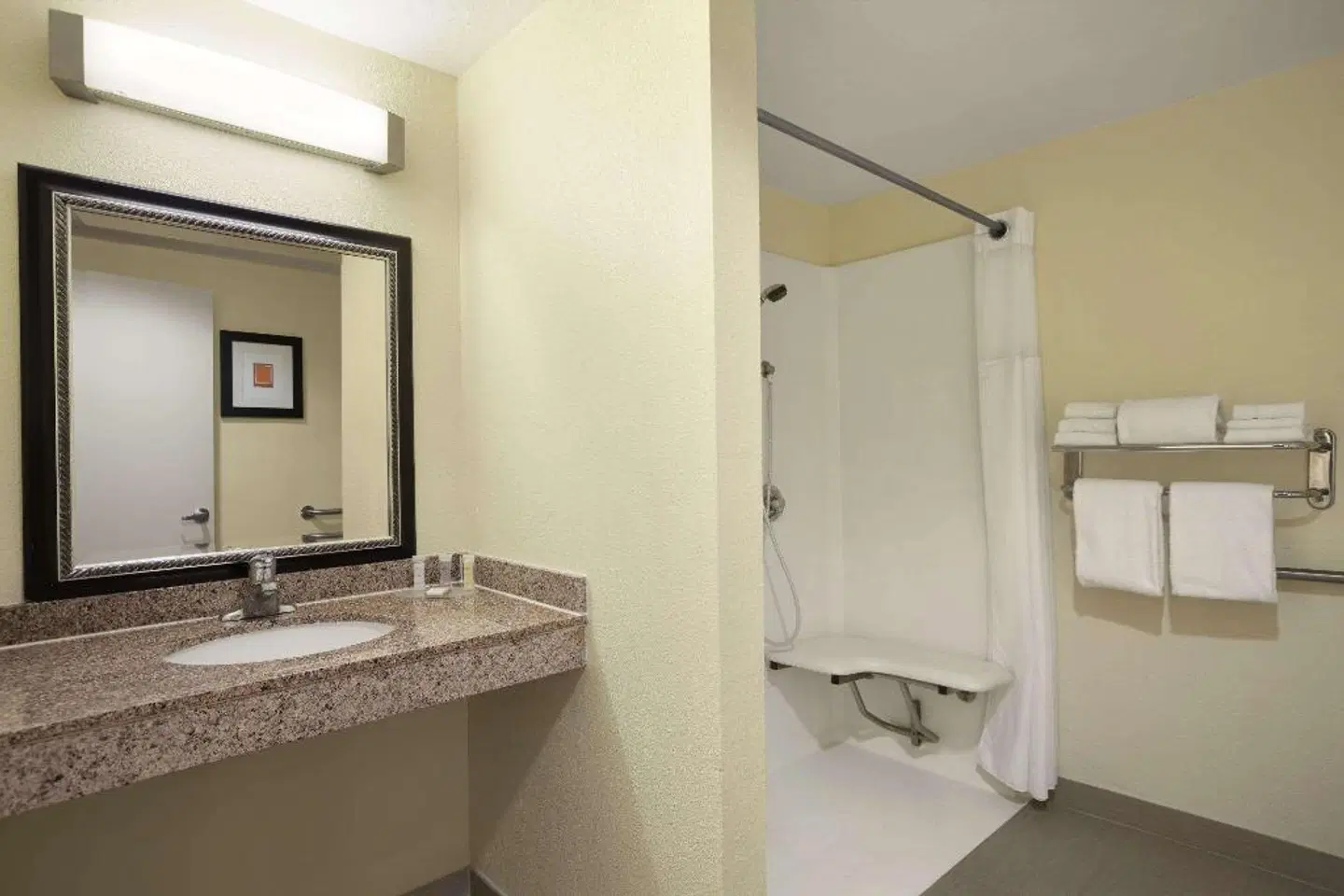 Howard Johnson by Wyndham San Diego Sea World Badezimmer