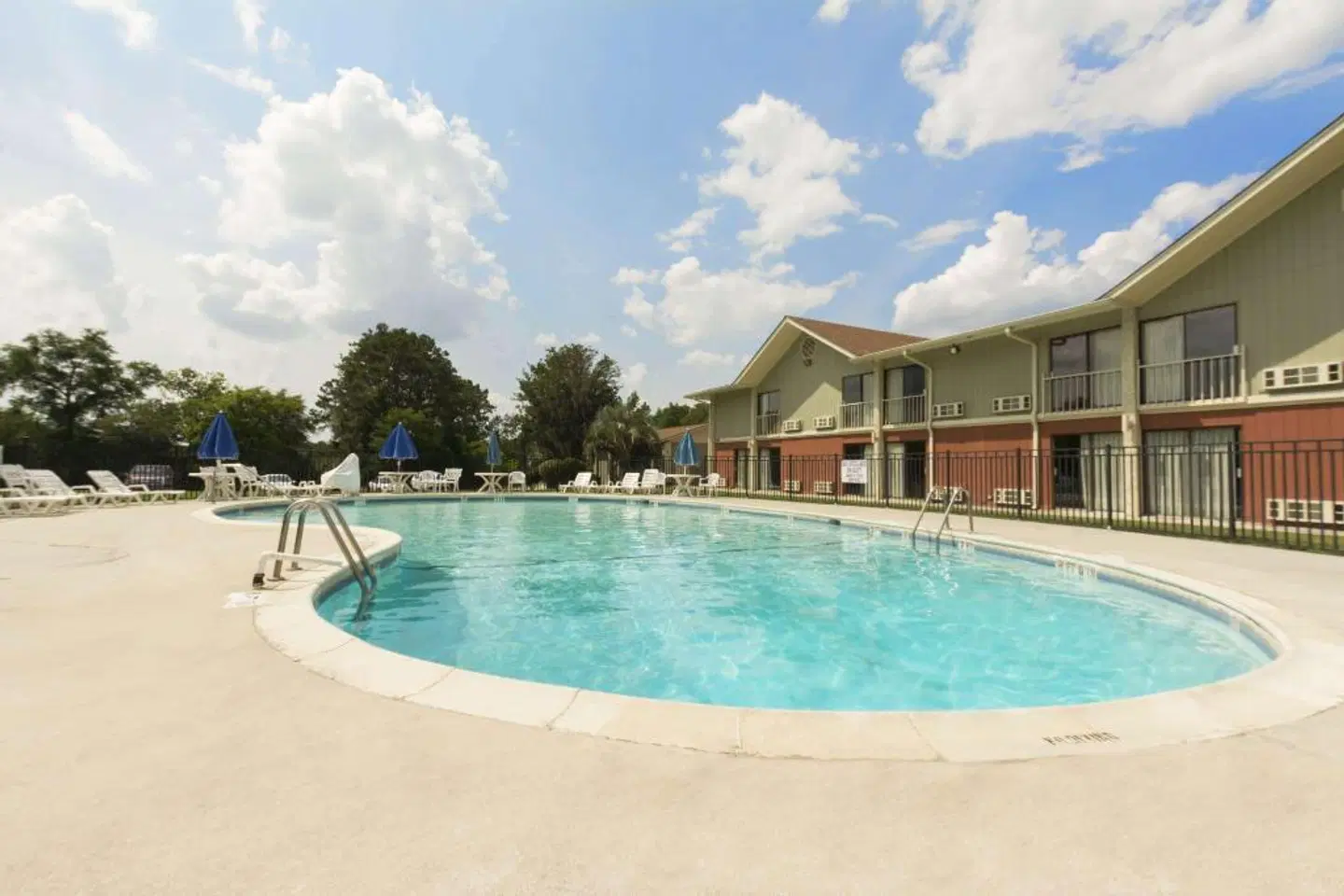 Howard Johnson Beaufort OUTDOOR_POOL