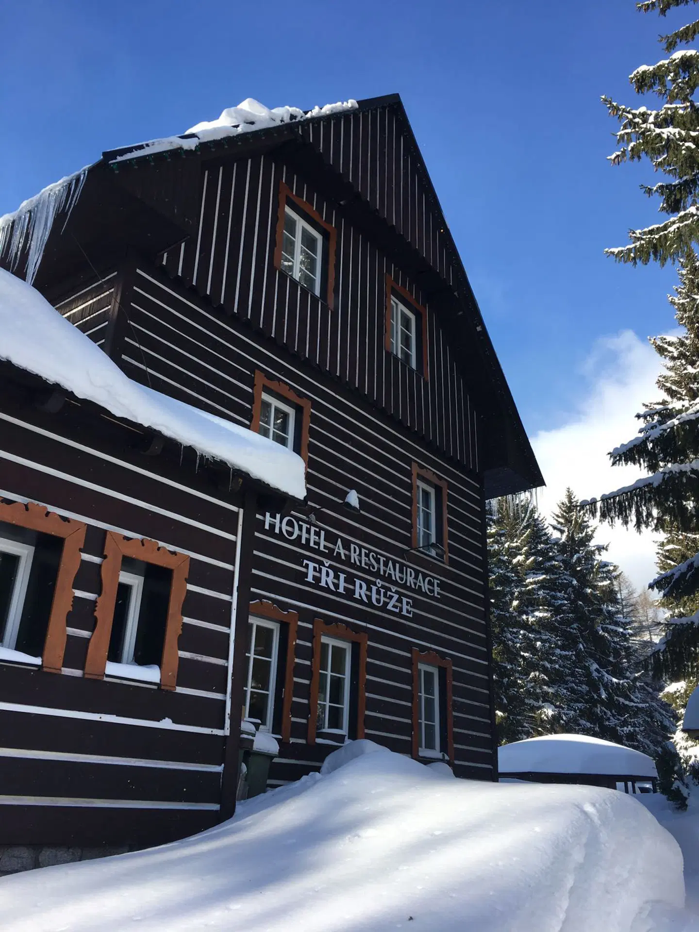 Tri Ruze EXTERIOR