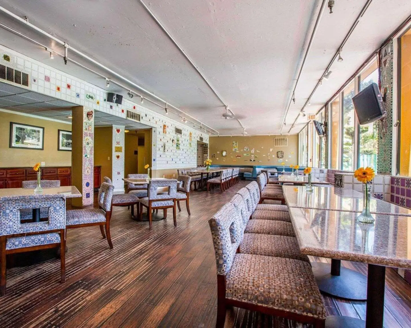 Quality Inn & Suites Montebello Bar