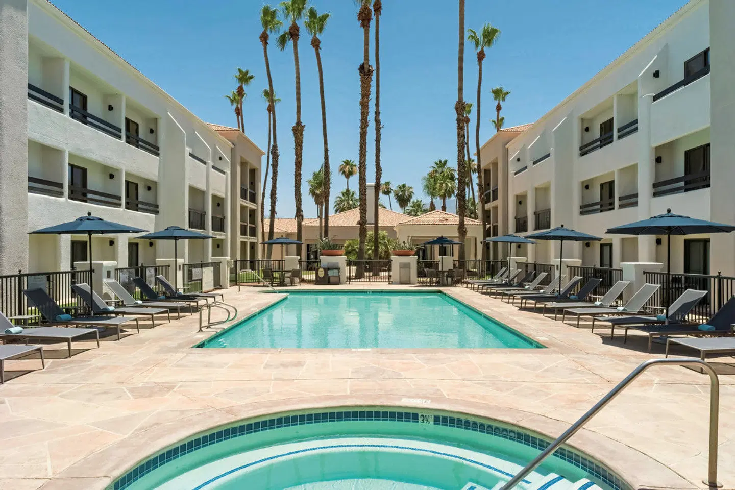 Courtyard by Marriott Palm Springs OUTDOOR_POOL