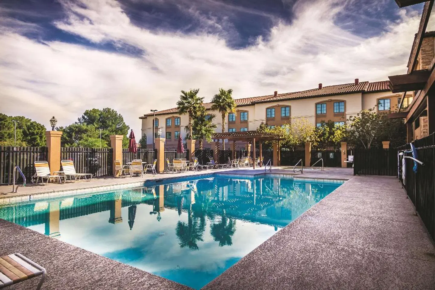 La Quinta Inn & Suites by Wyndham Las Vegas Airport South OUTDOOR_POOL