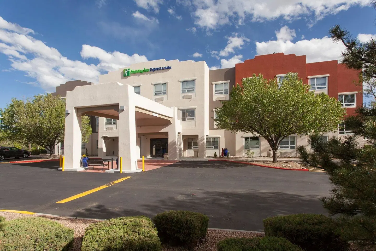 Holiday Inn Express & Suites Santa Fe EXTERIOR