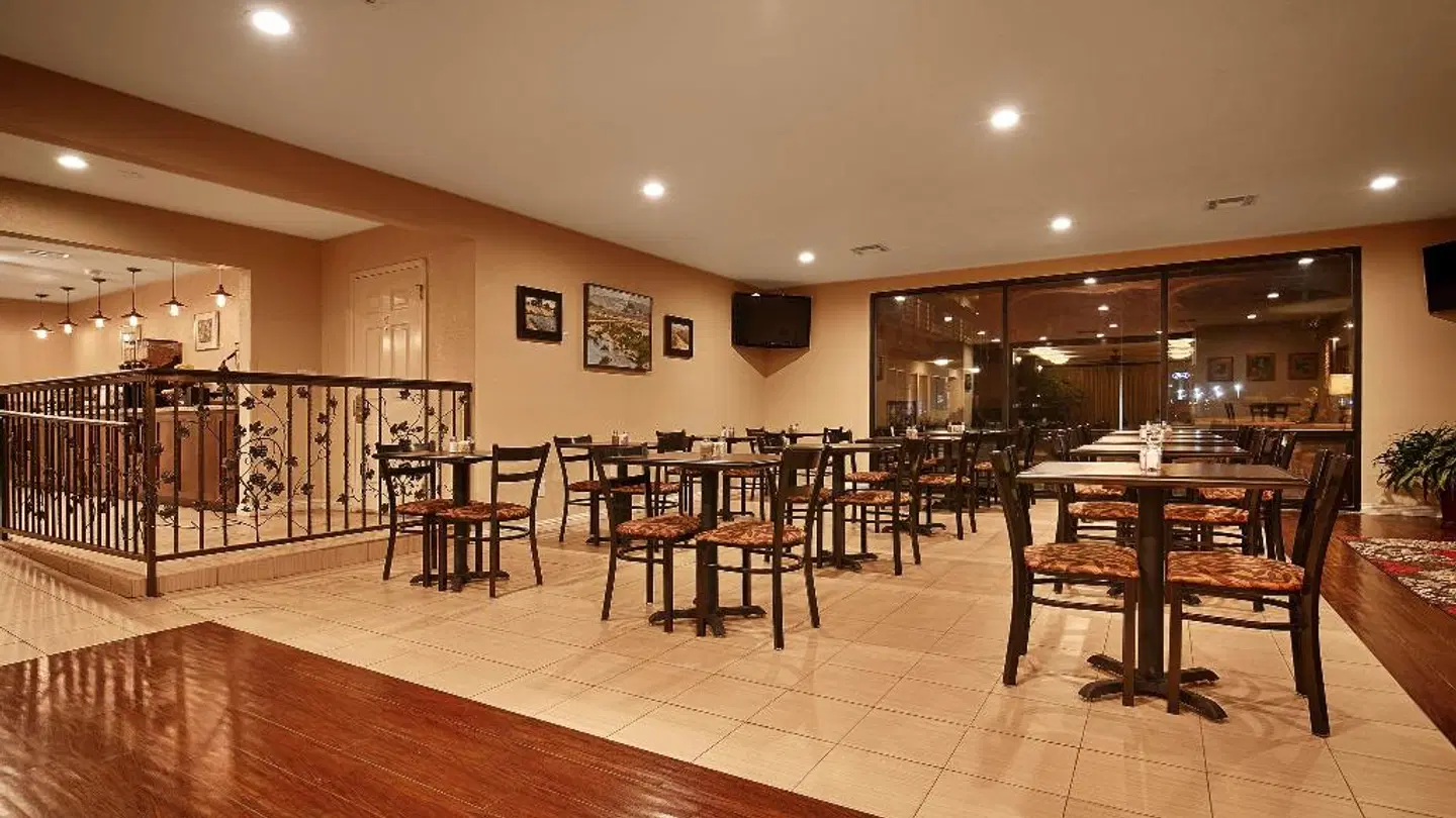 Best Western Plus Orchard Inn Bar