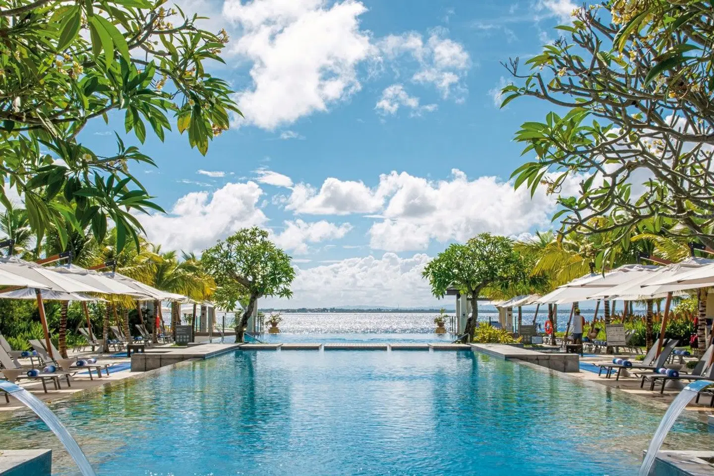 Crimson Resort & Spa Mactan OUTDOOR_POOL