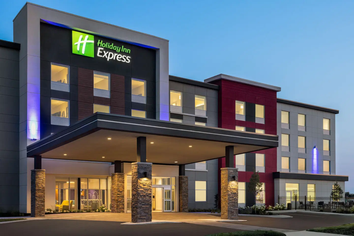 Holiday Inn Express Strathroy EXTERIOR
