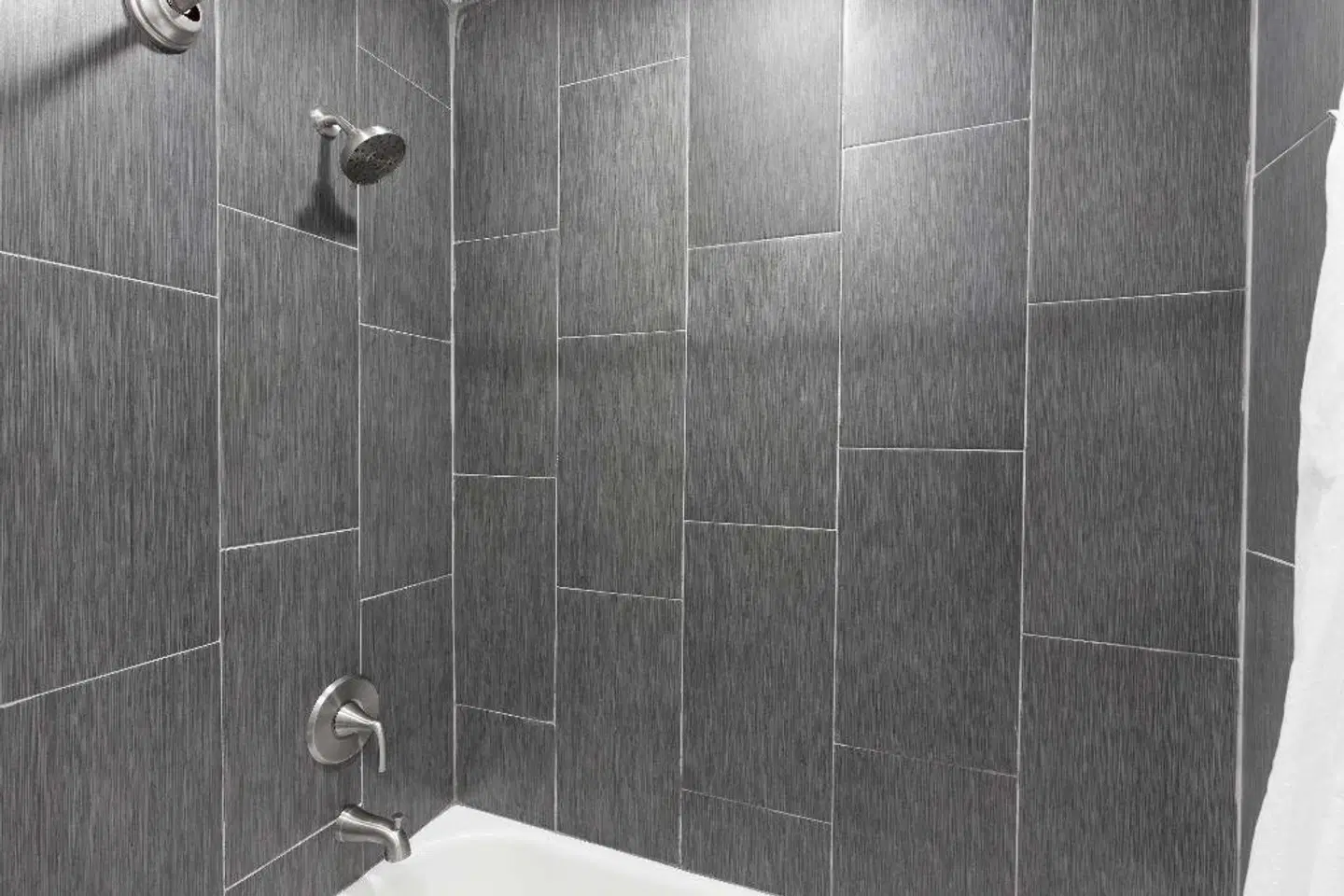 Super 8 by Wyndham Visalia Badezimmer