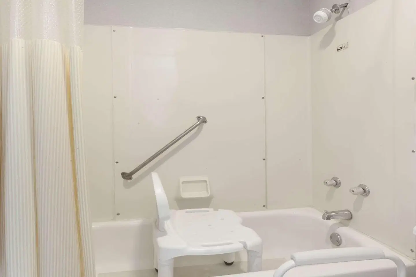 Days Inn by Wyndham Seymour Badezimmer