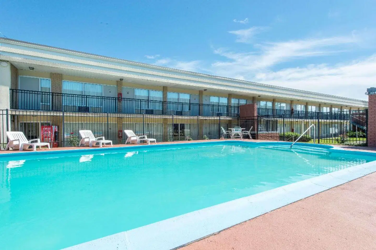 Days Inn by Wyndham Frankfort OUTDOOR_POOL