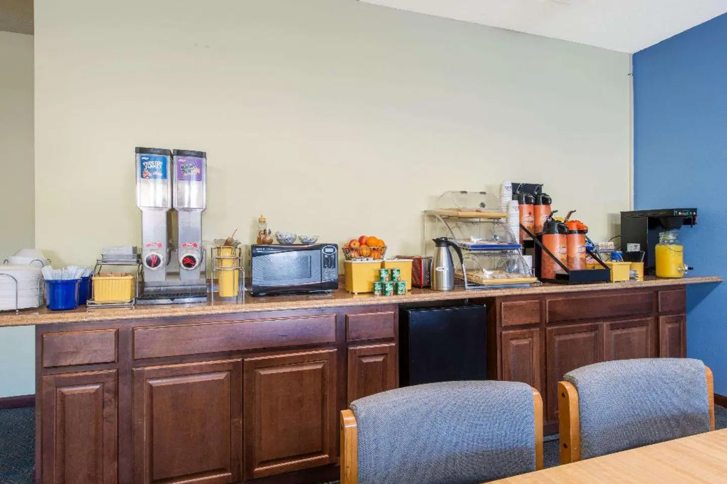 Days Inn by Wyndham Frankfort Bar