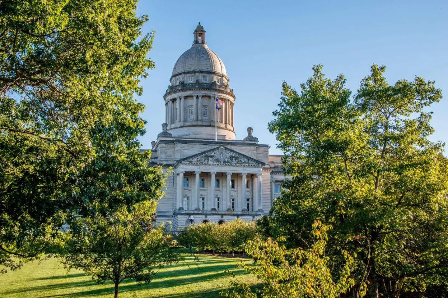 Days Inn by Wyndham Frankfort EXTERIOR