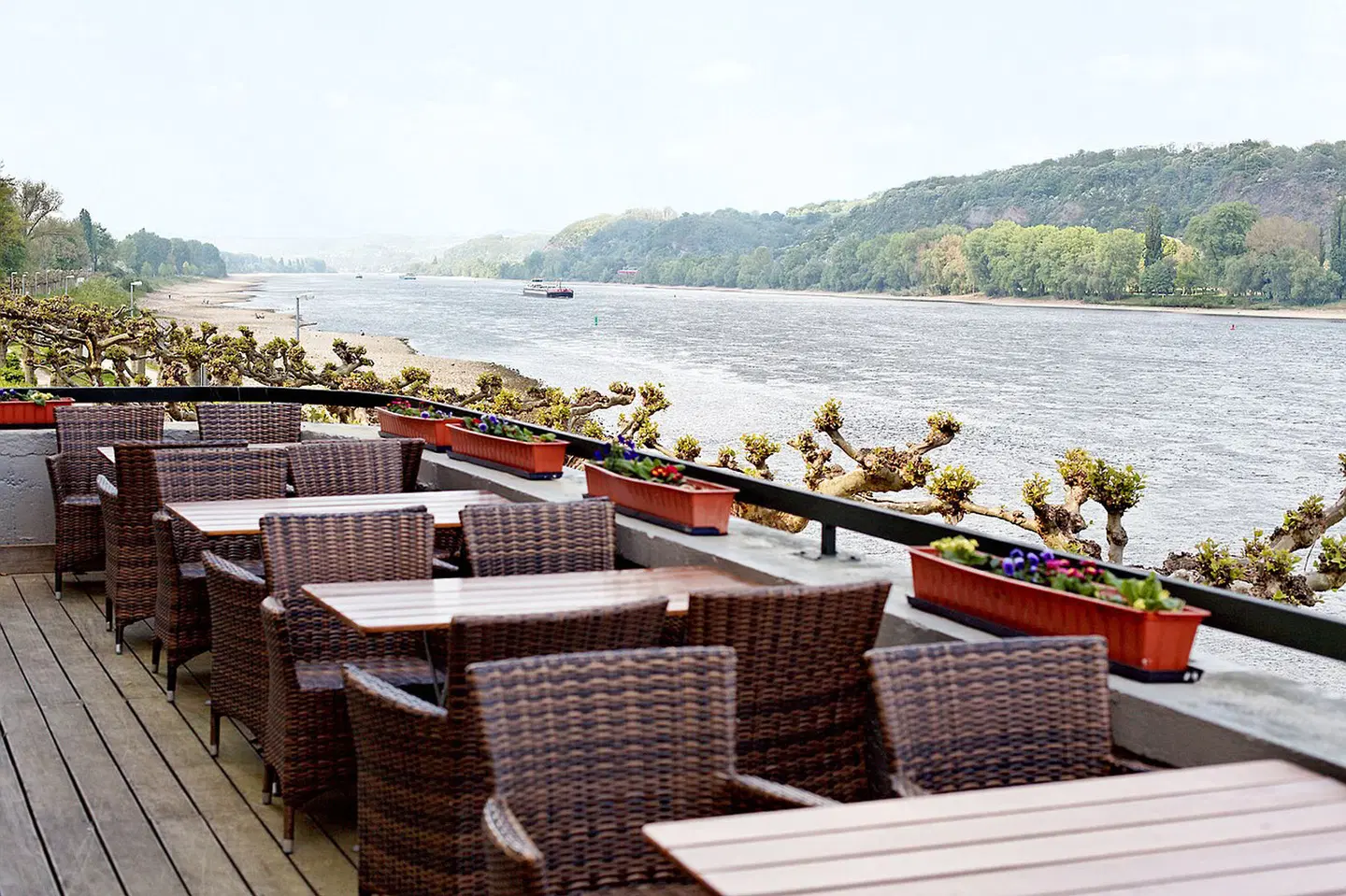 Rheinhotel Vier Jahreszeiten Terrasse