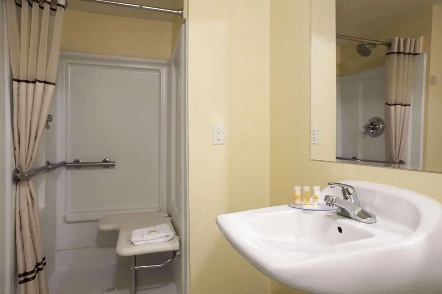 Days Inn by Wyndham Denver Downtown Badezimmer