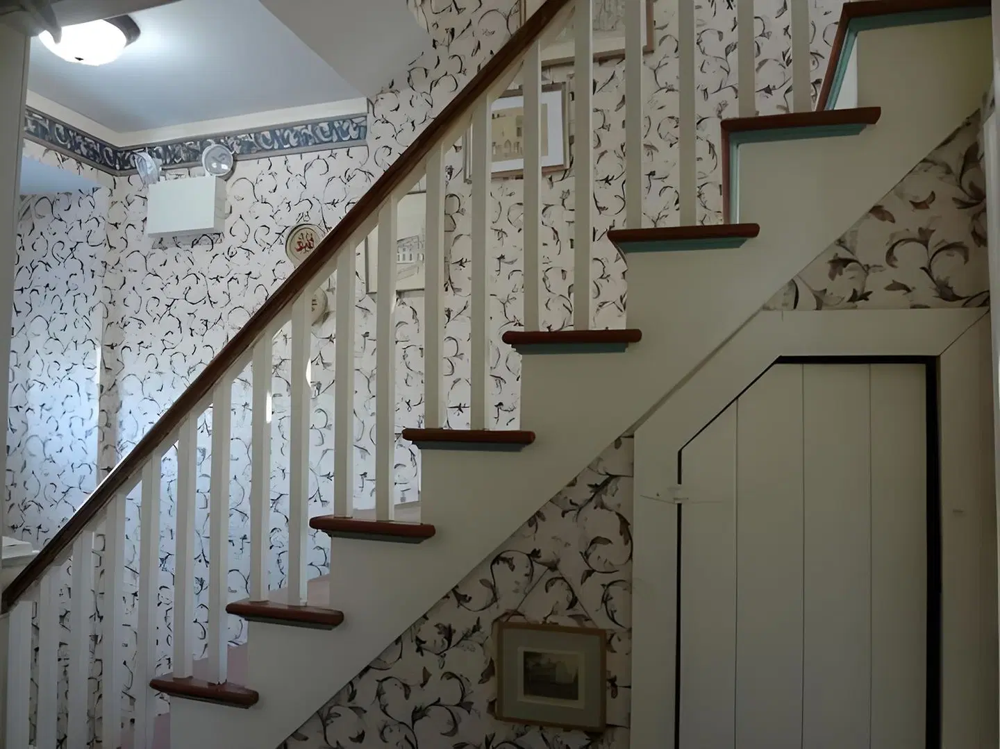 The Henry Collins Inn EXTERIOR