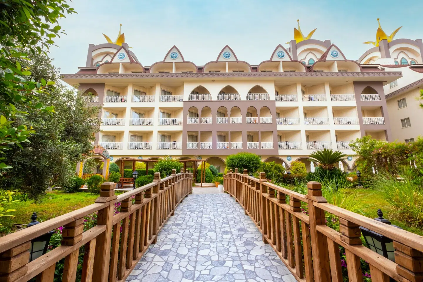 Side Crown Palace EXTERIOR