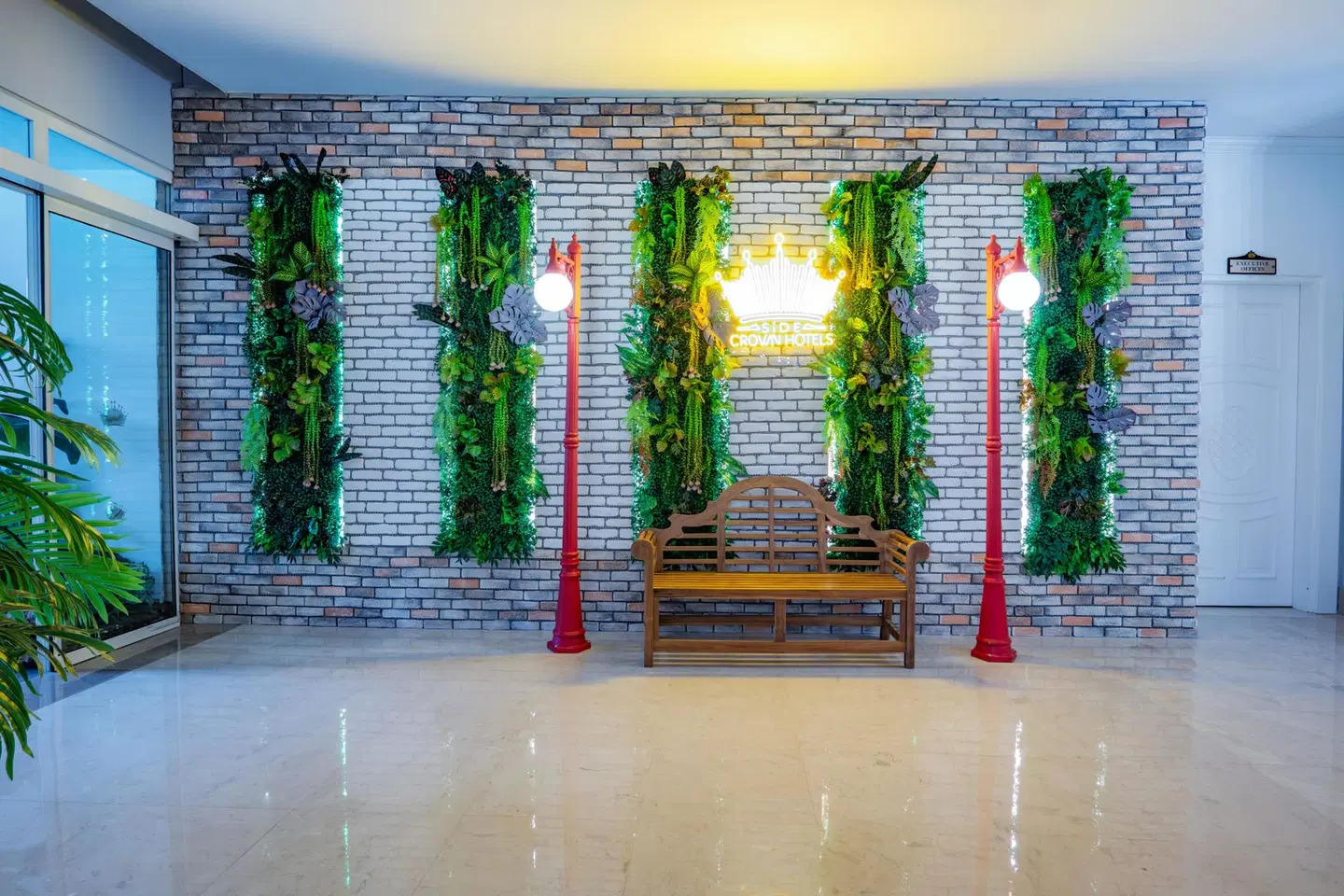 Side Crown Palace BEACH