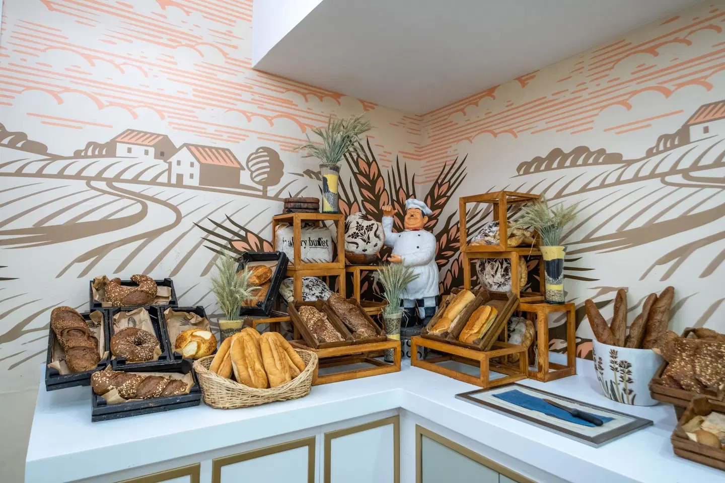 Side Crown Palace PEOPLE