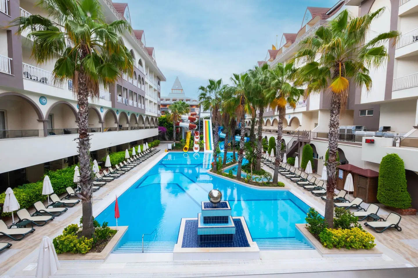 Side Crown Palace OUTDOOR_POOL