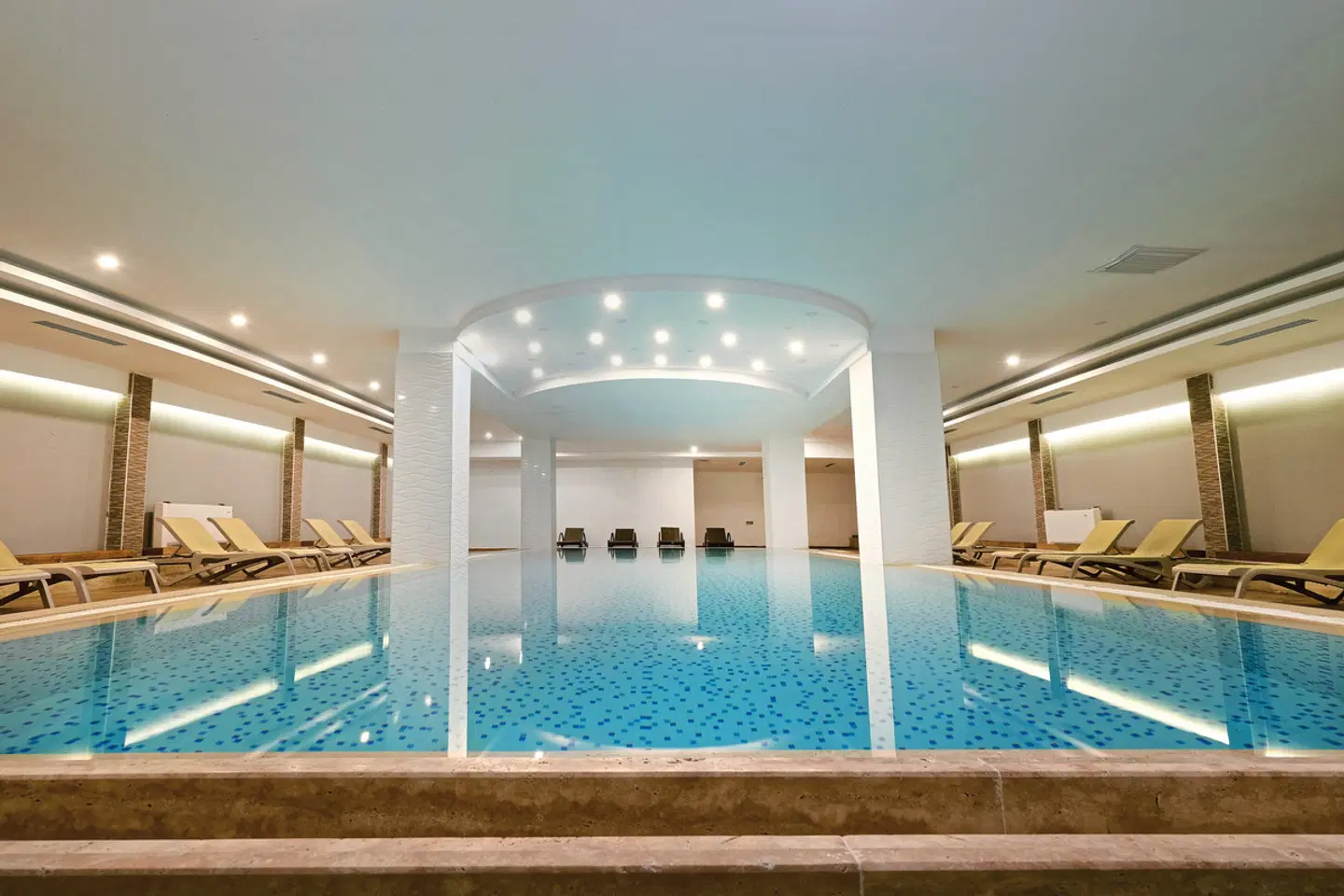 Kaila Beach Hotel Hallenbad