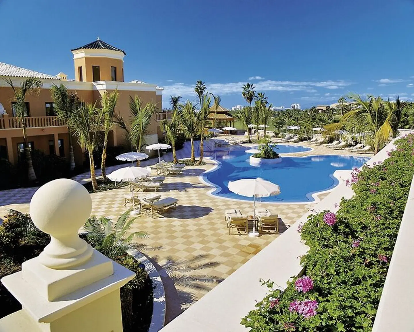 Las Madrigueras Golf Resort & Spa OUTDOOR_POOL