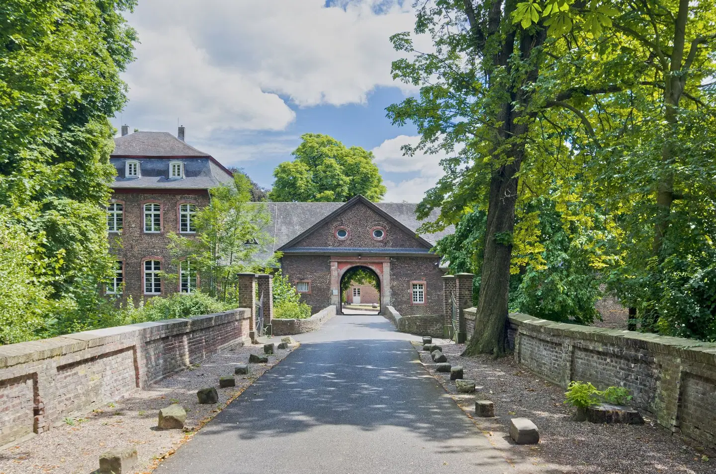 Holiday Inn Express Köln-Troisdorf EXTERIOR