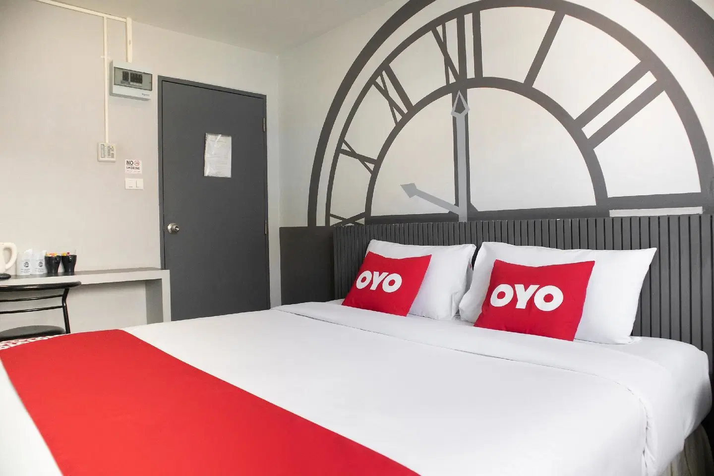 At Night Hostel MODEL_IMPRESSION