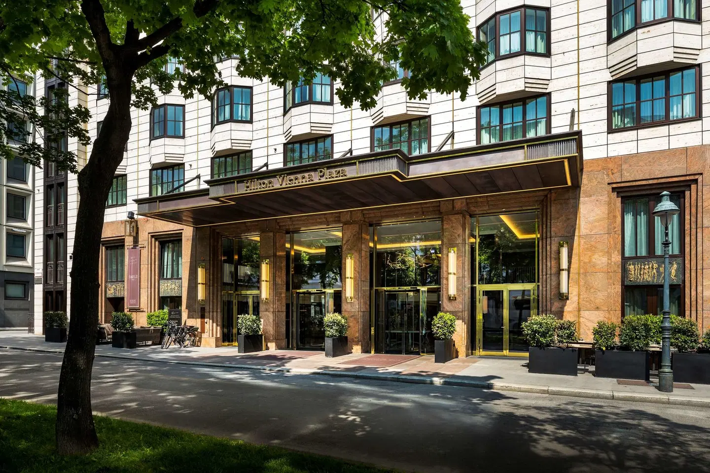 Hilton Vienna Plaza EXTERIOR