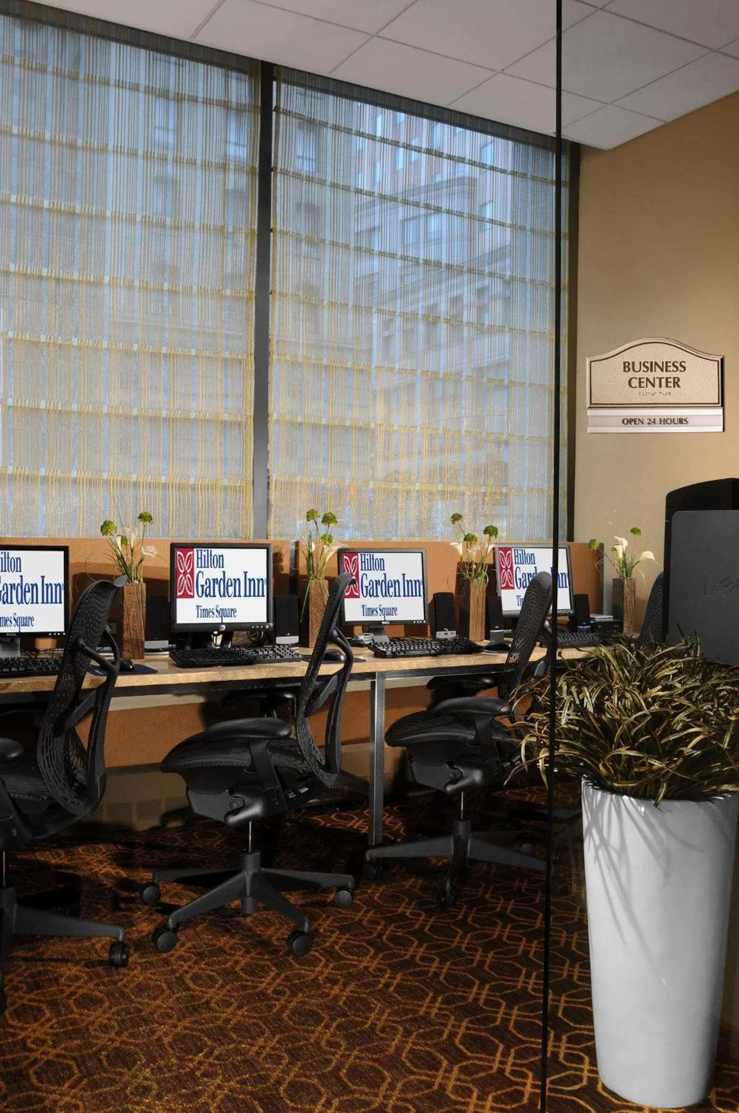 Hilton Garden Inn Times Square Bar