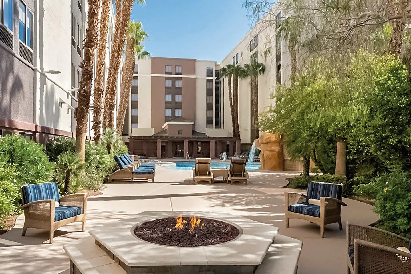 Hampton Inn Tropicana EXTERIOR