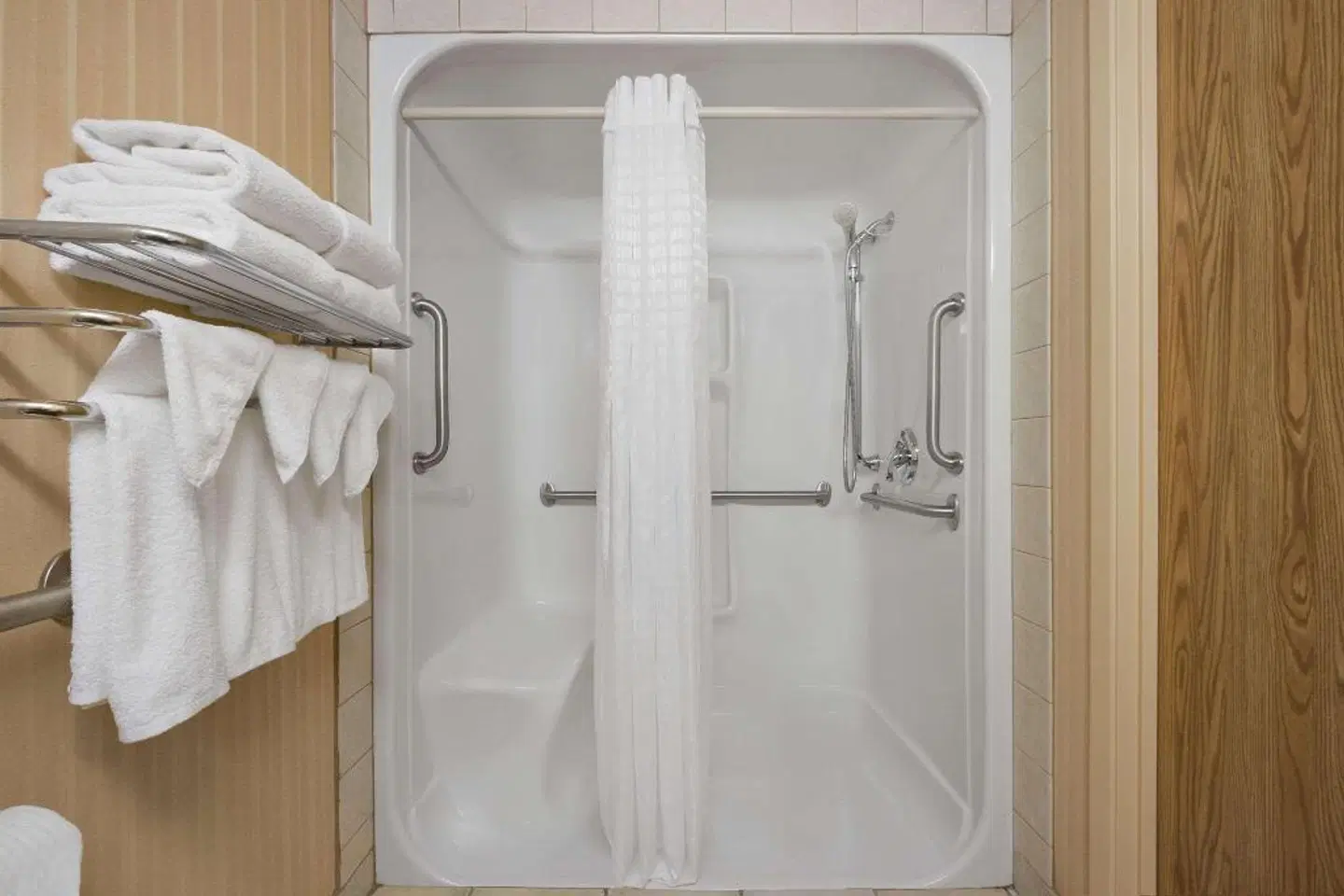 Super 8 by Wyndham Fort St. John BC Badezimmer