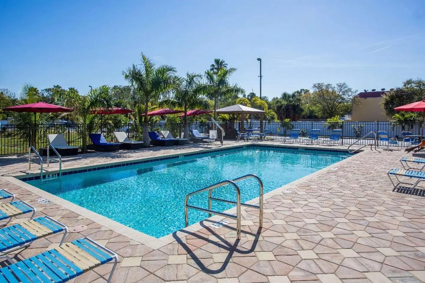 Days Inn by Wyndham Sarasota Bay OUTDOOR_POOL