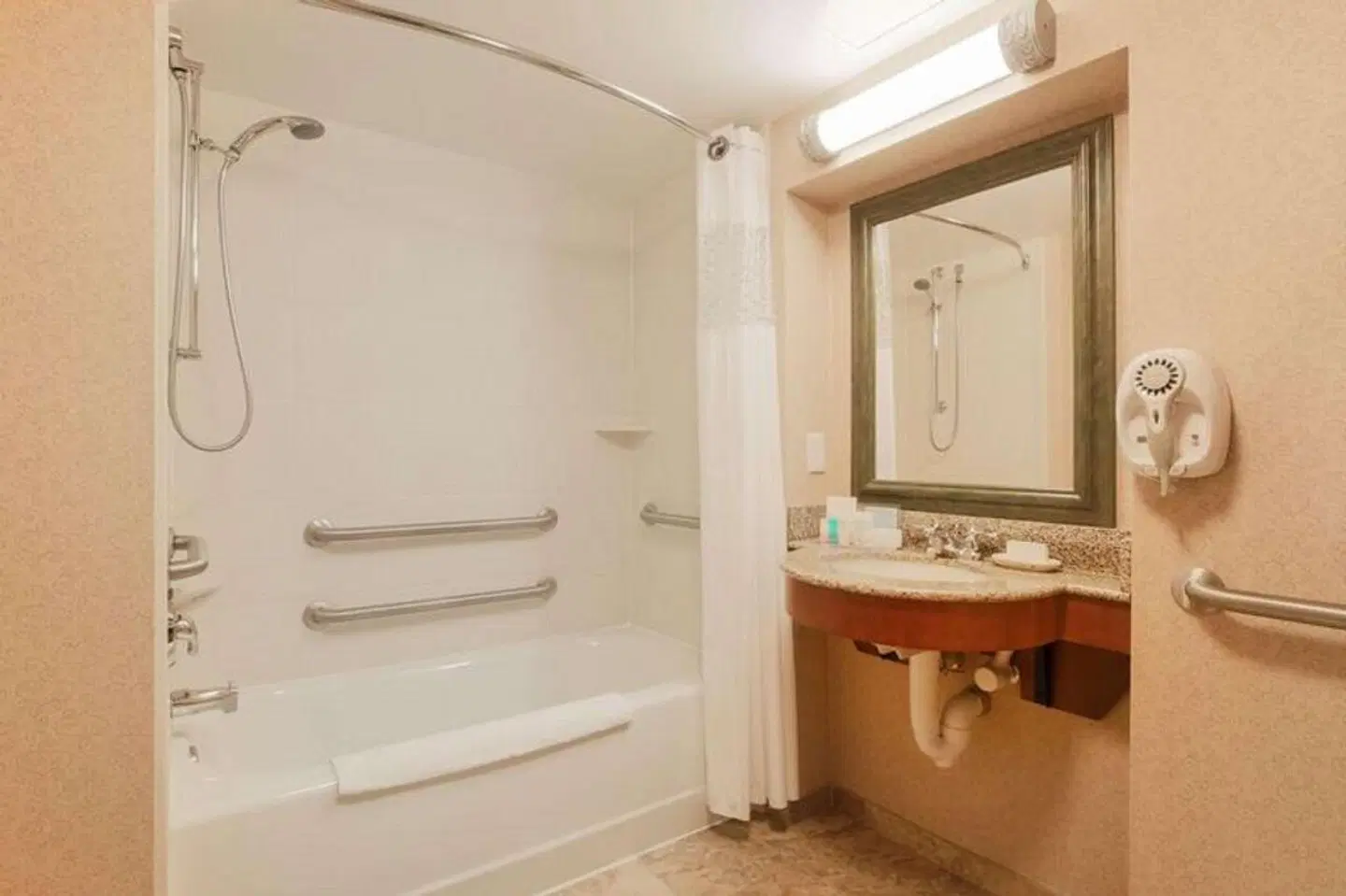 Hampton Inn & Suites Poughkeepsie Badezimmer