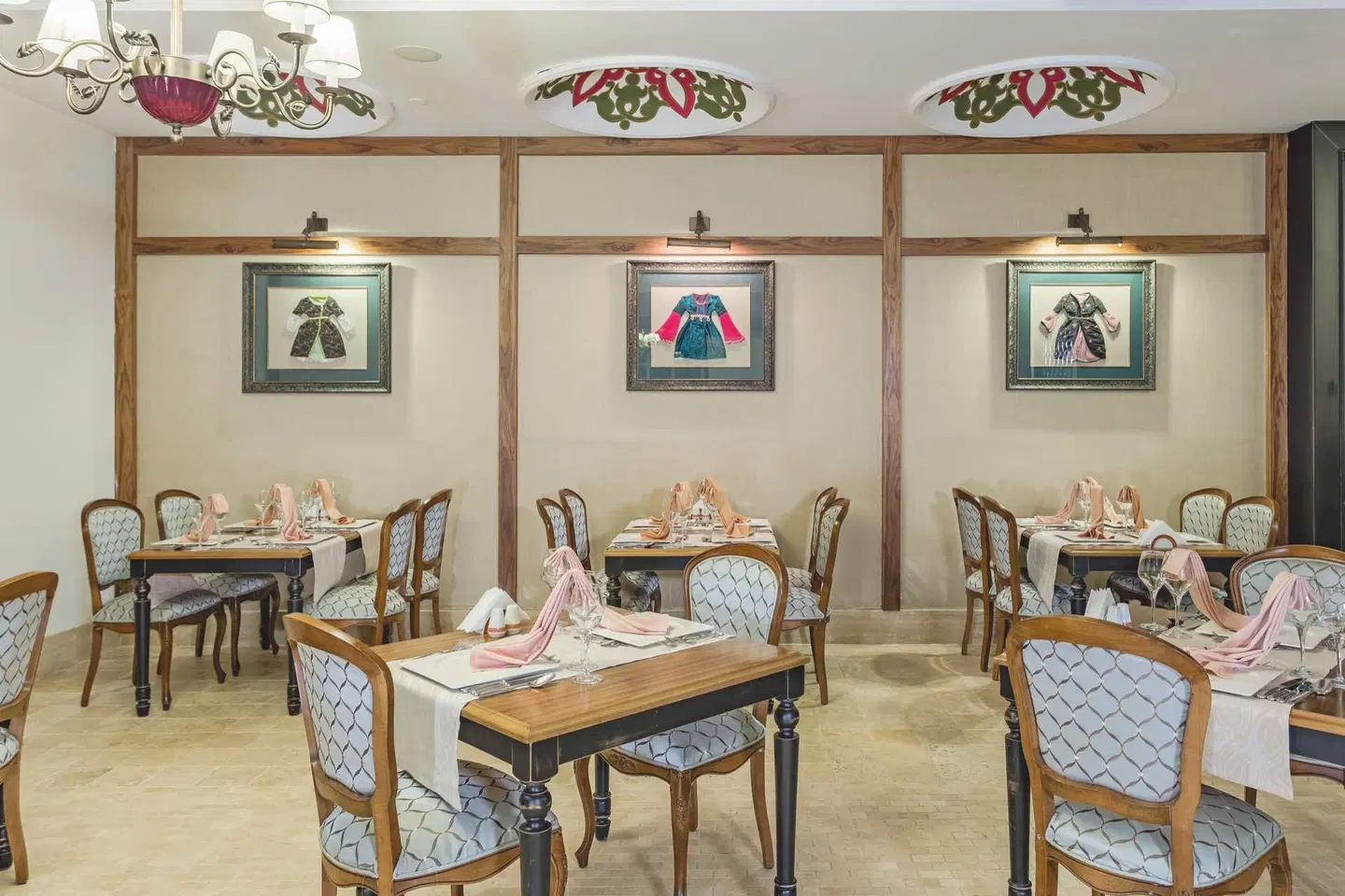 Side Crown Palace Restaurant