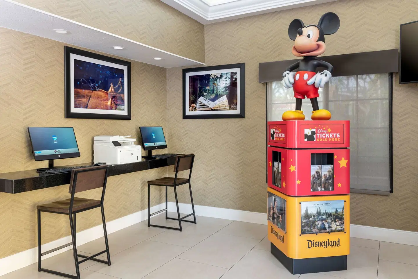 BEST WESTERN PLUS Raffles Inn and Suites LOUNGE_LOBBY