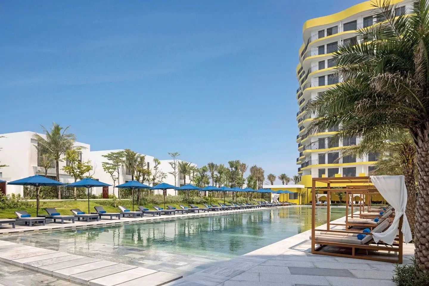 Wyndham Hoi An Royal Beachfront Resort OUTDOOR_POOL