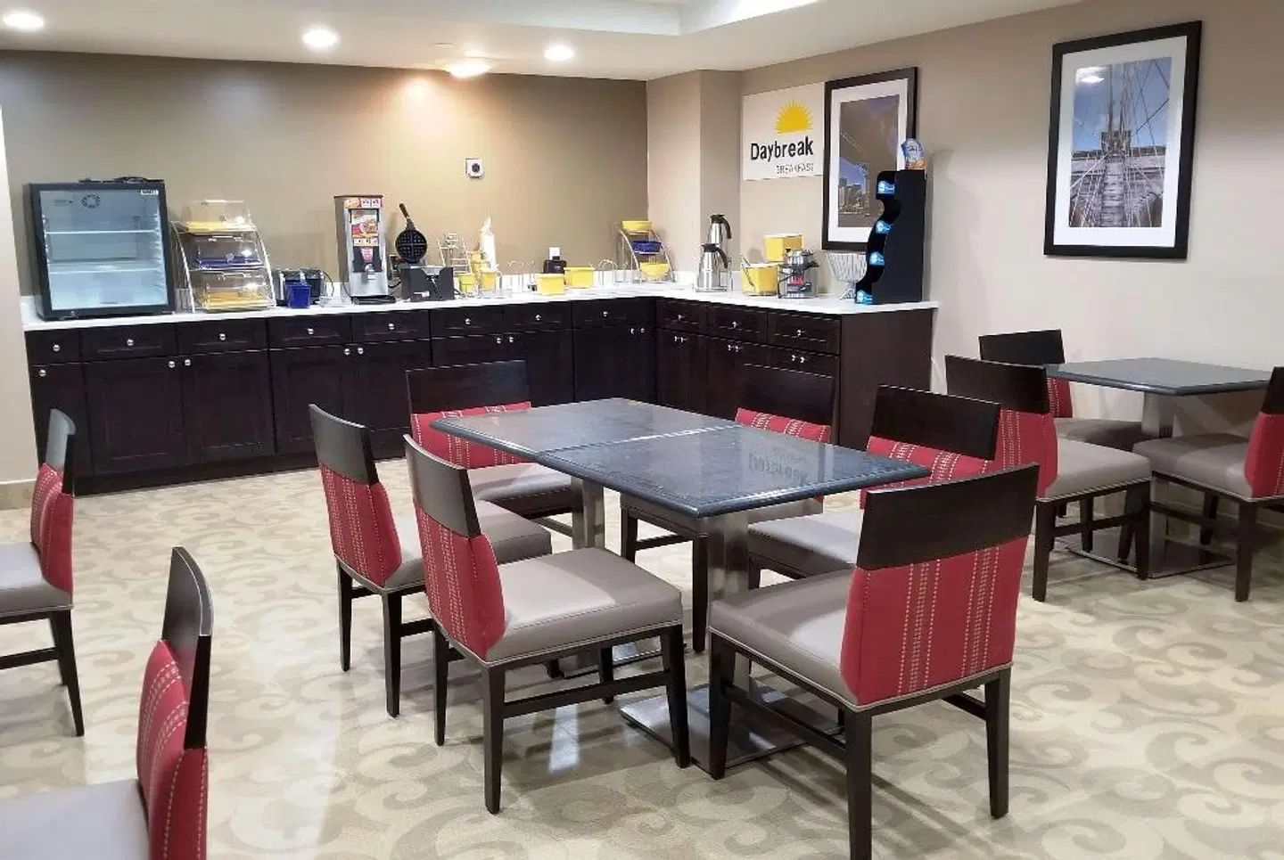 Days Inn by Wyndham Brooklyn Marine Park Bar