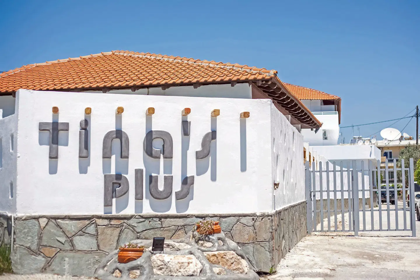 Tinas Plus Hotel EXTERIOR