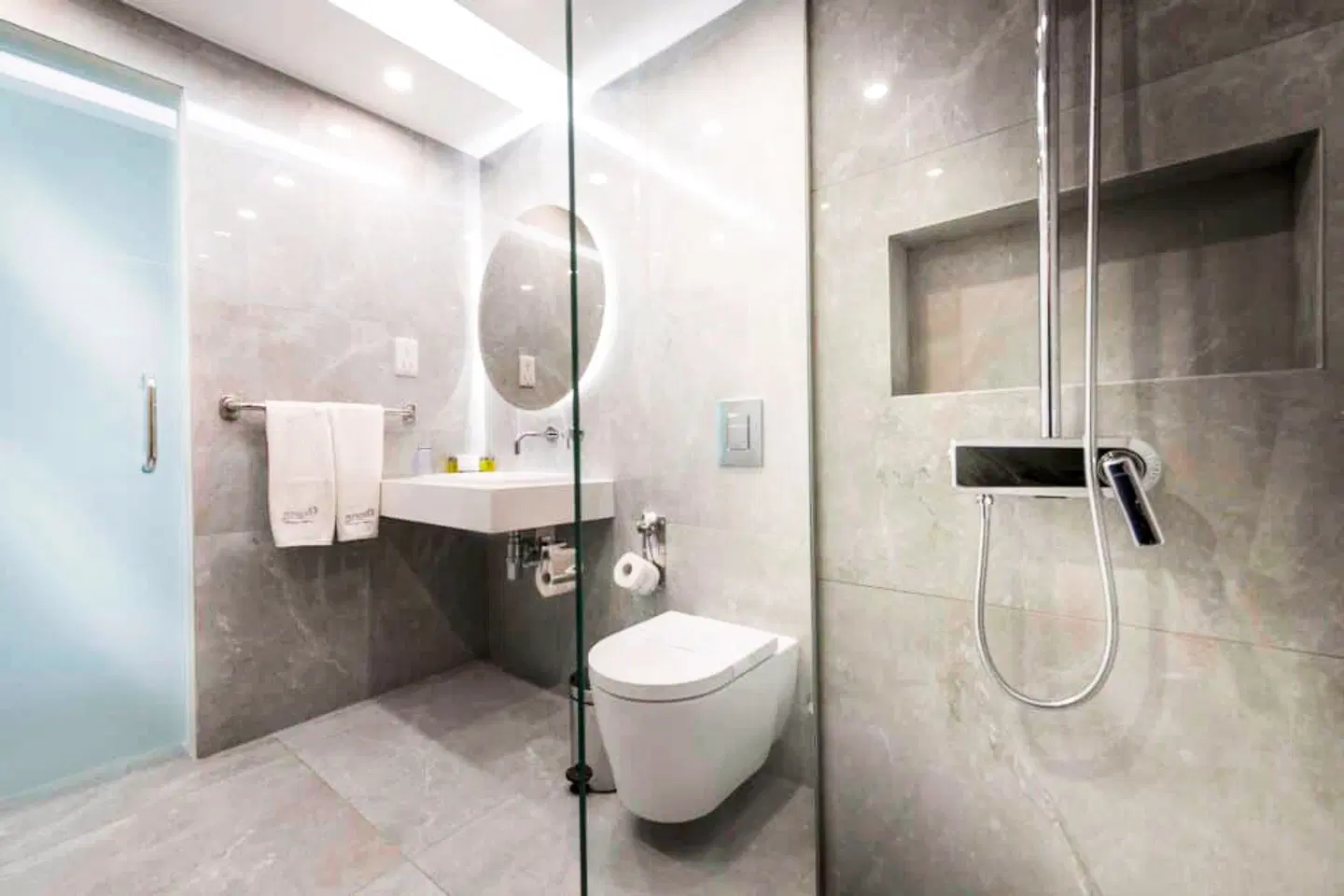 Pernera Beach BATHROOM