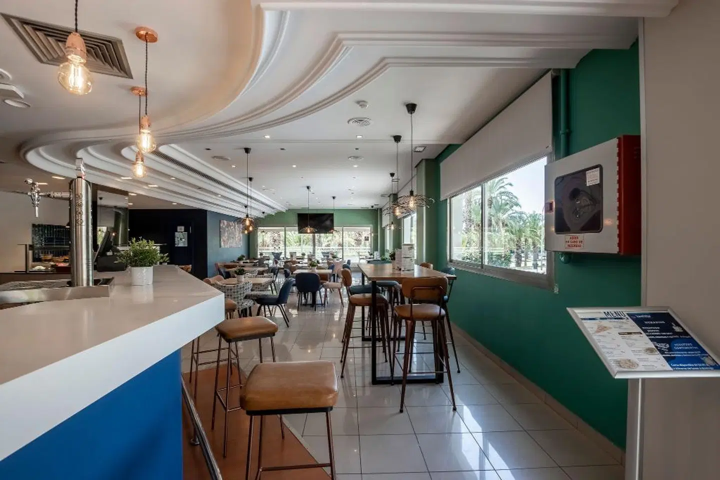 Travelodge Alicante Puerto Bar