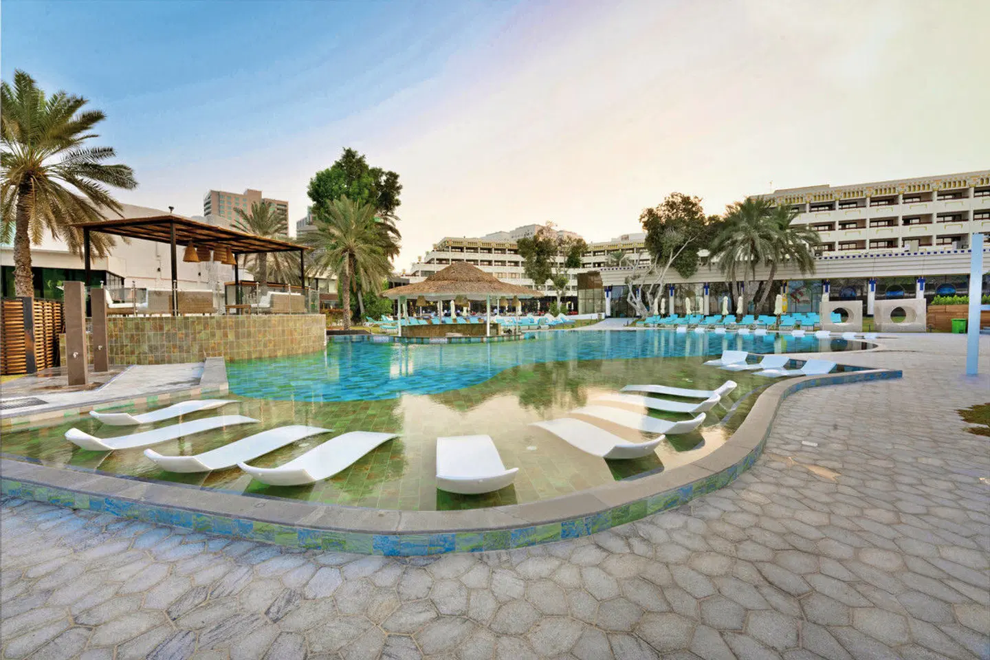 Le Méridien Abu Dhabi OUTDOOR_POOL
