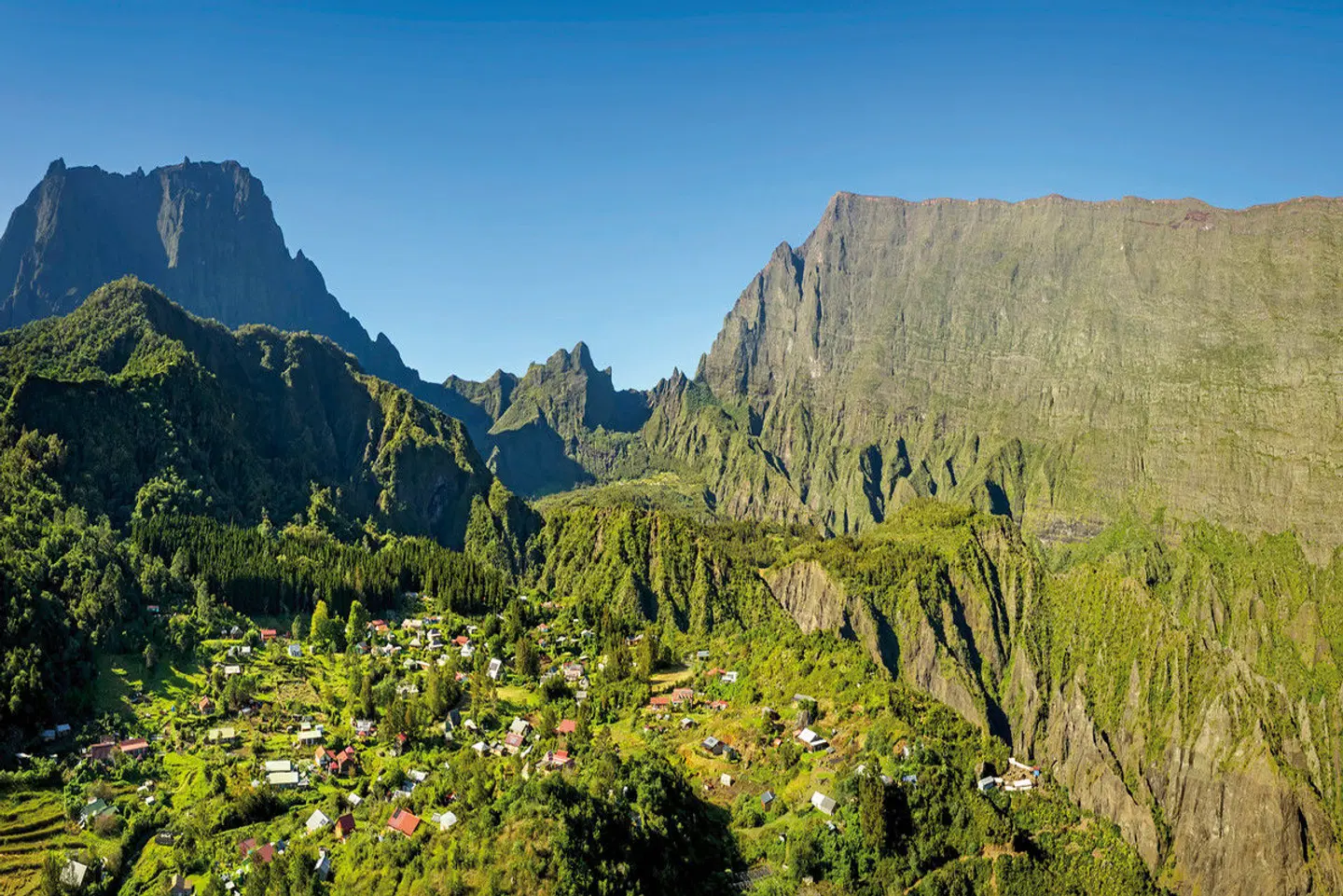 Der Talkessel Mafate: Einzigartiges Wanderparadies LANDSCAPE
